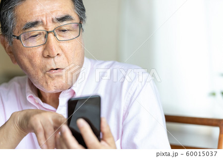 スマホを見るシニア男性　驚く 60015037