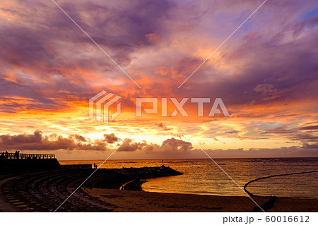 沖縄・北谷サンセットビーチの夕焼け 沖縄・北谷サンセットビーチの夕焼け 60016612