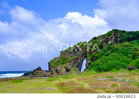 沖縄・久米島・ミーフガー（女岩） 60016623