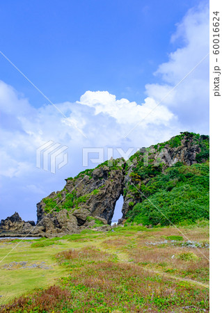 沖縄 久米島 ミーフガー 女岩 の写真素材