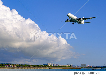 沖縄・那覇空港に着陸する旅客機 60017068