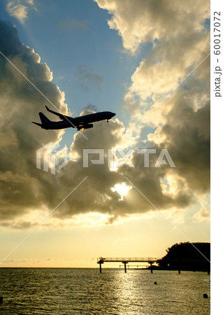 夕暮れの那覇空港に着陸する旅客機 60017072