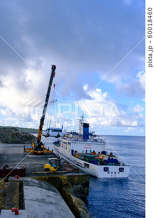 沖縄 南大東 フェリーの荷揚げの写真素材