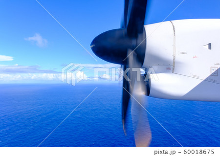南国の海を飛ぶプロペラ機 60018675
