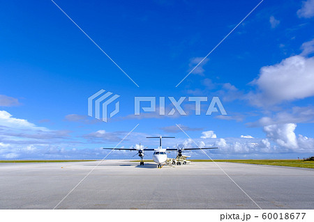 青空の北大東空港・プロペラ機 60018677