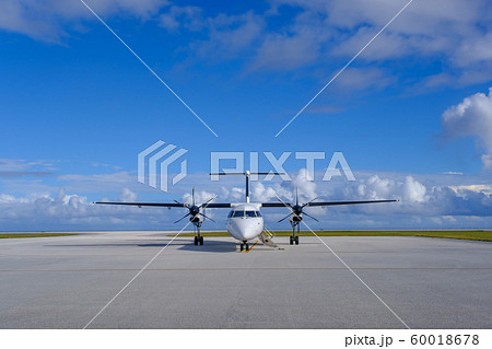 青空の北大東空港・プロペラ機 60018678