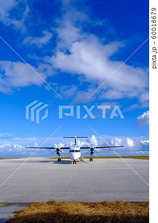 青空の北大東空港・プロペラ機 青空の北大東空港・プロペラ機 60018679