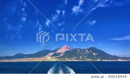 長崎県・島原市 海上から望む夏の雲仙の山々 60018949