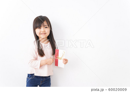 お祝いを渡す小さい子ども お祝いを渡す小さい子ども 60020009