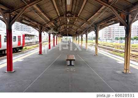 無人のJR鳥栖駅長崎本線ホーム 60020531