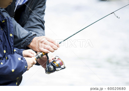 渓流釣りイメージ　娘に釣りを教える父親手元 60020680