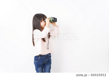 双眼鏡を使う子ども 双眼鏡を使う子ども 60020932