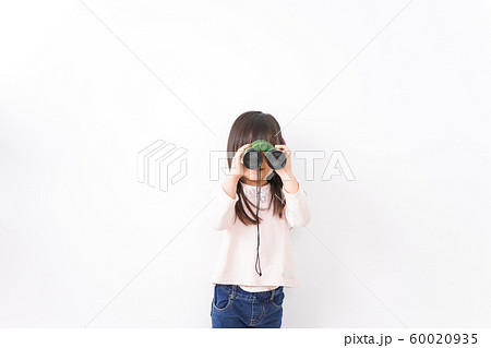 双眼鏡を使う子ども 双眼鏡を使う子ども 60020935
