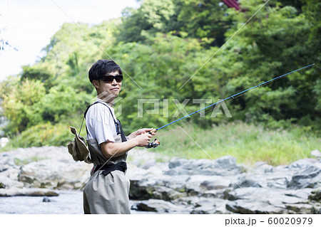 渓流釣りイメージ　渓流釣りをする男性 60020979