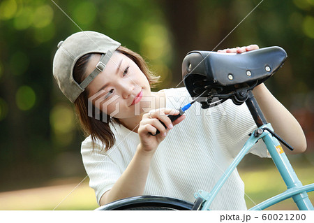 自転車の修理をする女性 自転車の修理をする女性 60021200