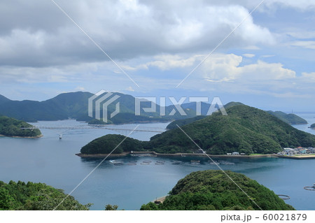長崎県若松島の若松大橋と養殖筏 60021879