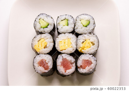 細巻盛り合わせ(鉄火・玉子・胡瓜)。(白皿・白バック・俯瞰) 細巻盛り合わせ(鉄火・玉子・胡瓜)。(白皿・白バック・俯瞰) 60022353