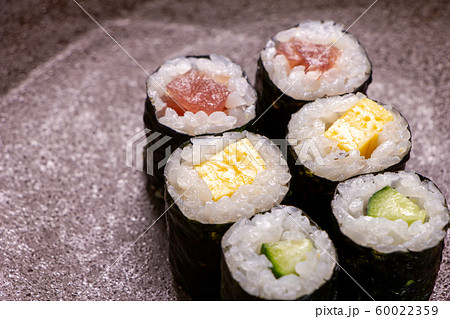 細巻盛り合わせ(鉄火・玉子・胡瓜)。 細巻盛り合わせ(鉄火・玉子・胡瓜)。 60022359