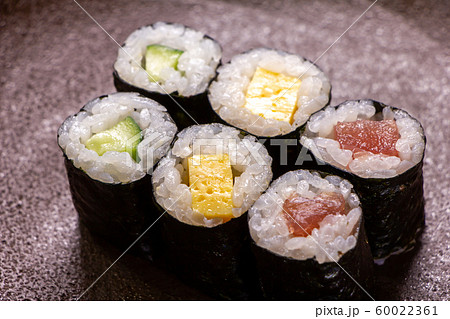 細巻盛り合わせ(鉄火・玉子・胡瓜)。 細巻盛り合わせ(鉄火・玉子・胡瓜)。 60022361