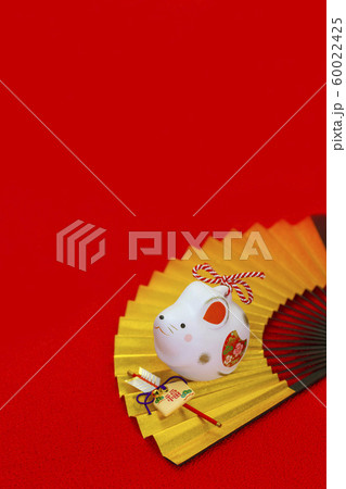 子年 年賀素材〜福寿ねずみの置物と金扇子と破魔矢 子年 年賀素材〜福寿ねずみの置物と金扇子と破魔矢 60022425