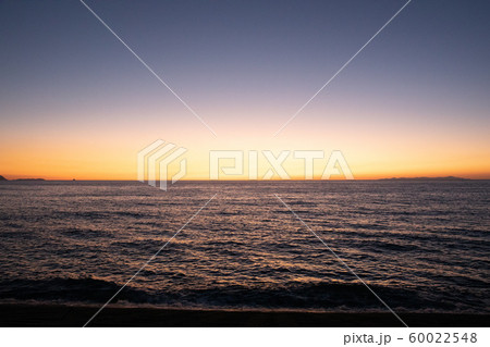 鹿児島県の海岸で撮った朝焼けの写真です。 鹿児島県の海岸で撮った朝焼けの写真です。 60022548