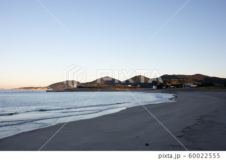 鹿児島県の海岸で撮った朝焼けの写真です。 60022555
