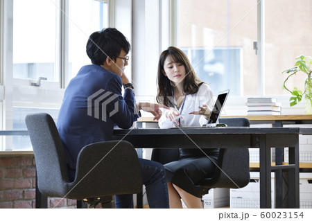 カジュアルビジネス　打ち合わせ　イメージ 60023154