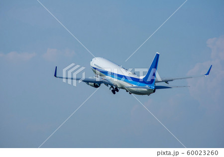 離陸直後のジェット旅客機 離陸直後のジェット旅客機 60023260