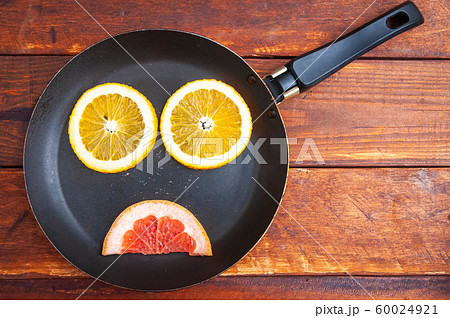sliced fruit lie in a pan sliced fruit lie in a pan 60024921