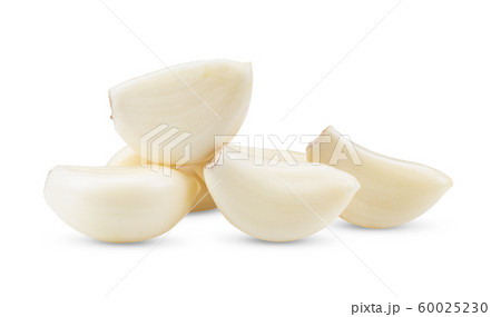 Garlic cloves on white background. full depth of field 60025230