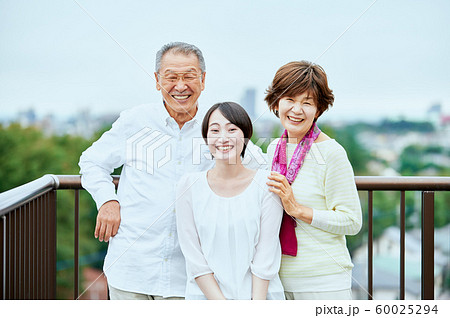 ベランダで家族写真 60025294