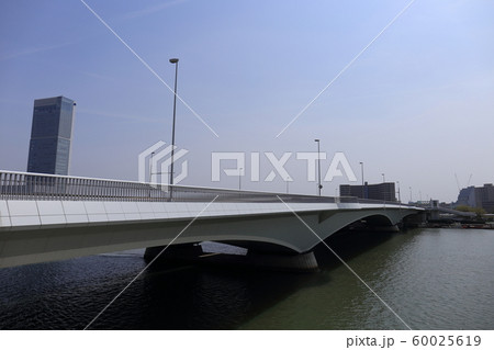 新潟　新潟市　信濃川に架かる柳都大橋 60025619