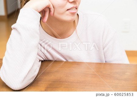頬杖つく女性 60025853