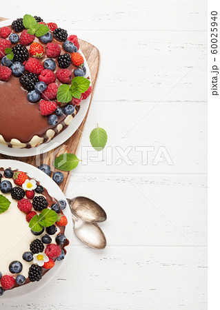 Cheesecake with berries and chocolate 60025940