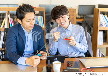 ゲームする男性 60026078