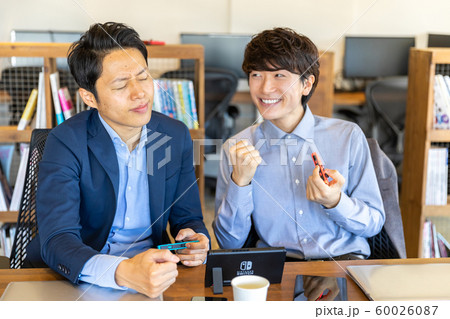 ゲームをする男性 ゲームをする男性 60026087