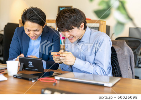 ゲームをする男性 60026098