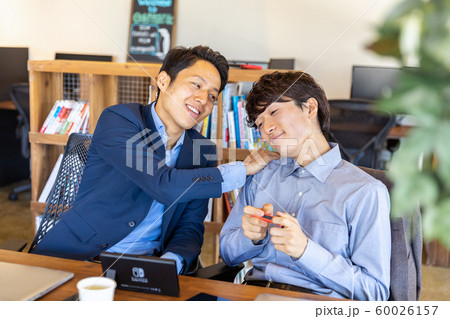 ゲームをする男性 60026157