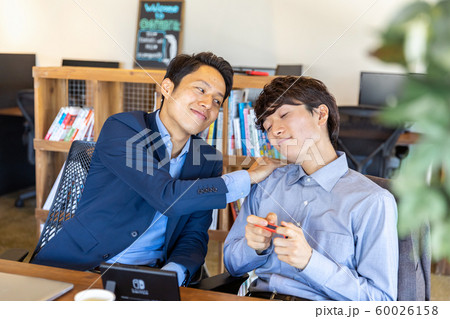 ゲームをする男性 60026158