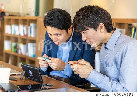 ゲームをする男性 60026191