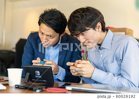 ゲームをする男性 60026192