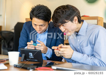 ゲームをする男性 60026193