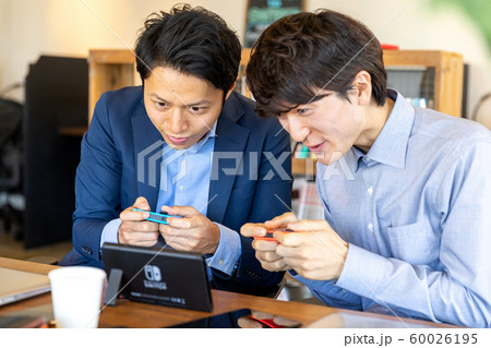 ゲームをする男性 60026195