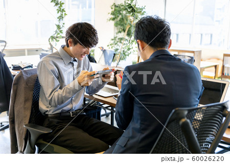 ゲームをする男性 60026220