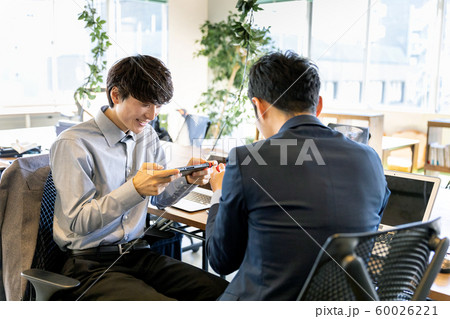 ゲームをする男性 60026221