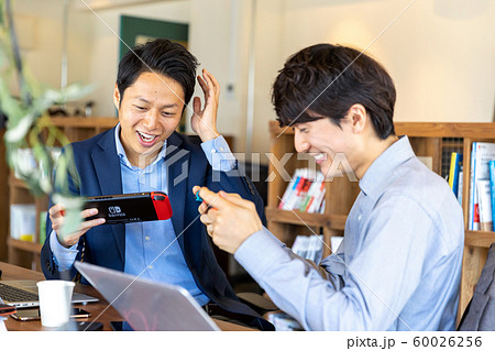 ゲームをする男性 60026256