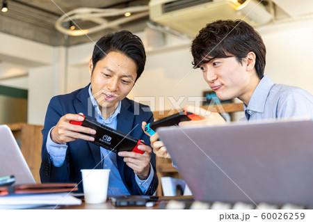 ゲームをする男性 60026259