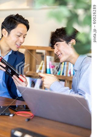 ゲームをする男性 60026289