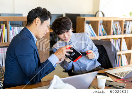 ゲームをする男性 60026335