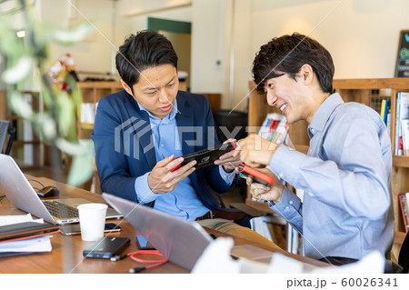 ゲームをする男性 60026341